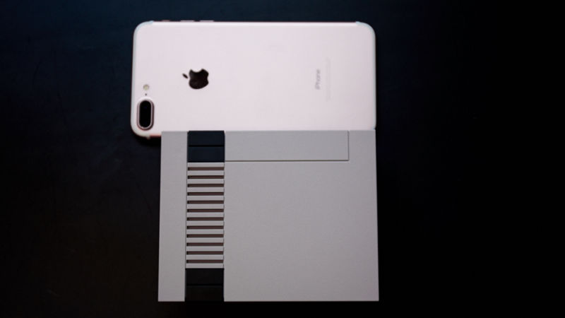 La NES Classic Edition comparada con el tamaño de un iPhone 7 Plus.